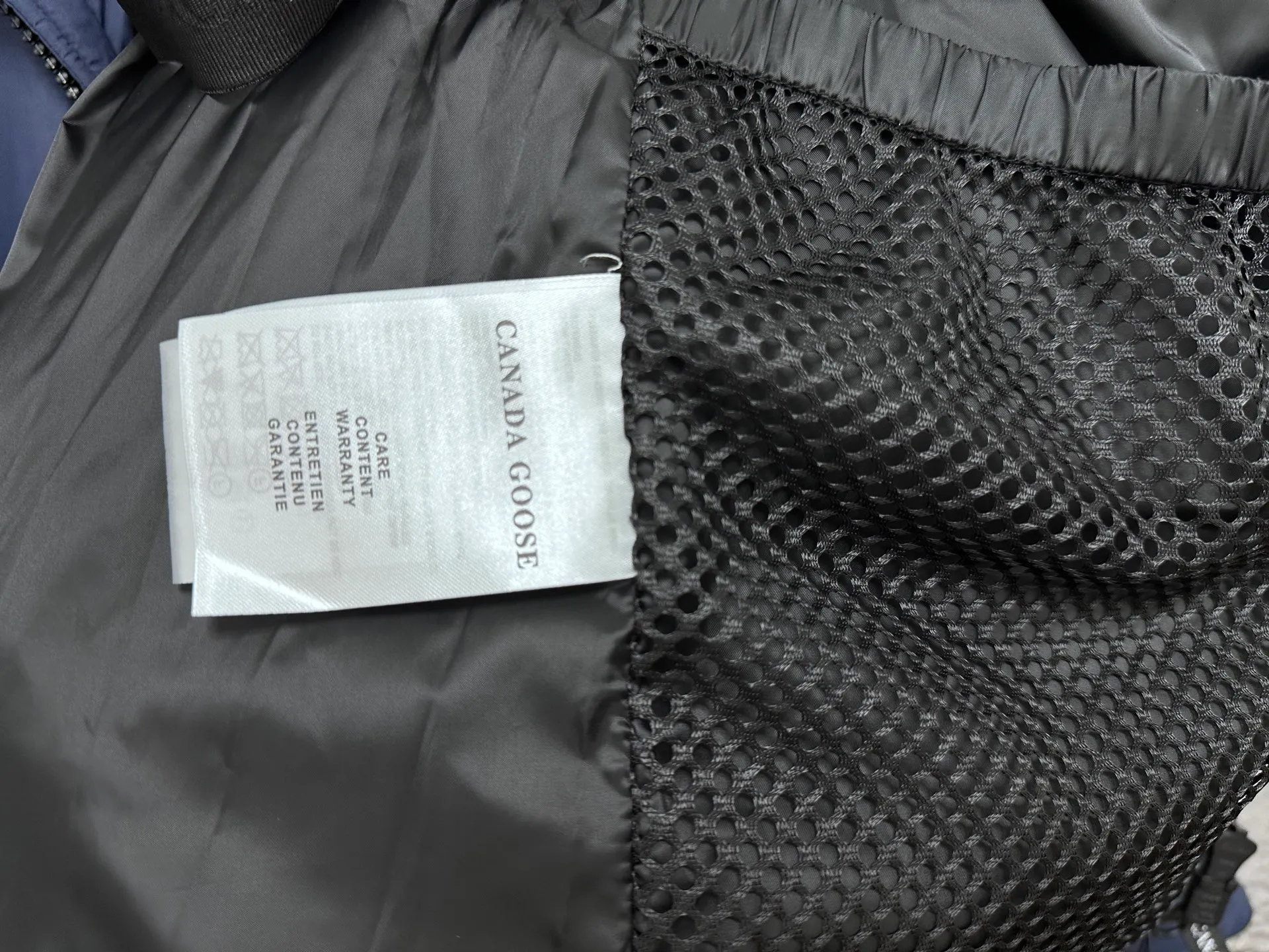 P840 【Canada gooes】Large Goose Sleeve Stand Collar Down Jacket Lawrence down jacket provides basic protection for daily adventures. Delicately soft fabric, this is a water-repellent fabric that is soft to the touch yet durable. Filled with extremely fluffy white duck down. This piece has a quilted body and structured down. Padded collar and reflective double-stripe grip tape. Extended hem and tucked-in inner rib-knit cuffs. Size: XS-2XL